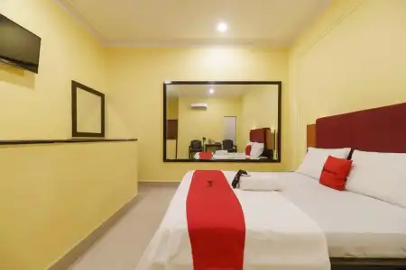 RedDoorz Plus near Ancol - 40
