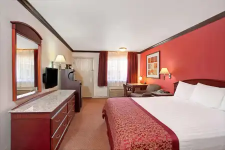 Travelodge By Wyndham Pasadena Central - 2