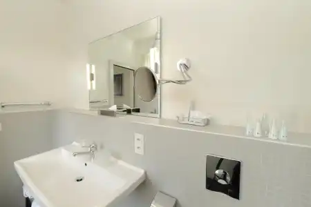 Alma - Boutique hideaway by the lake with rooftop and ladies-only wellness - 9