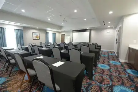 Hampton Inn & Suites Oklahoma City Airport - 16