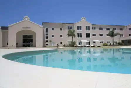 Howard Johnson by Wyndham La Plata - 1