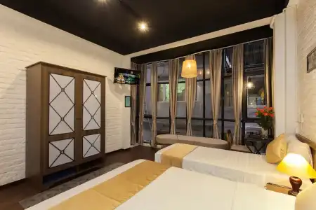 Luxury Backpackers - 2
