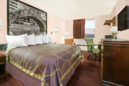 Super 8 by Wyndham San Antonio/I-35 North - 5