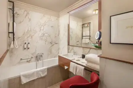 Queen's Court & Residence - 169