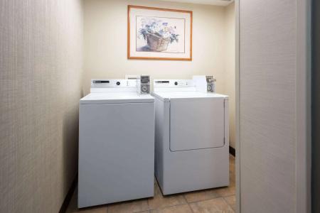 Days Inn & Suites by Wyndham Bozeman - 2