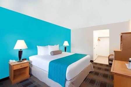 Howard Johnson by Wyndham San Diego Circle - 35