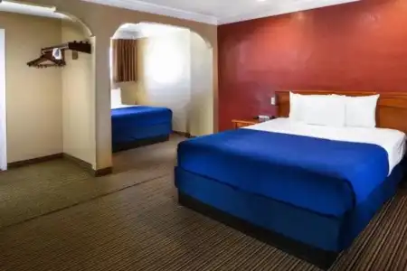 Hollywood Inn Express North - 3