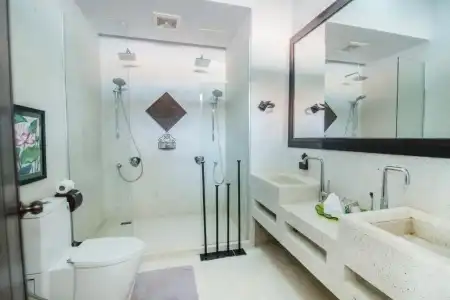 Mane Boutique & Spa - 77
