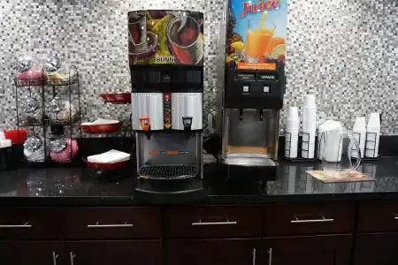 Hollywood Inn Express LAX - 12