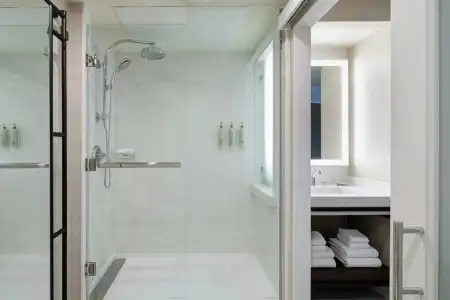 Renaissance Dallas - 32