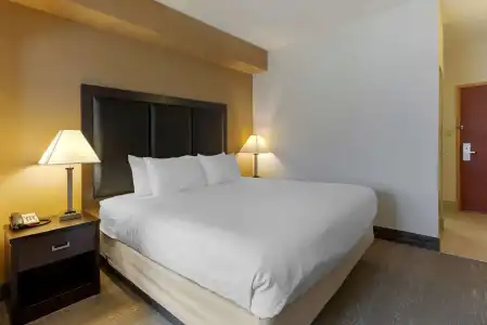 Best Western Plus Burlington Inn & Suites - 53