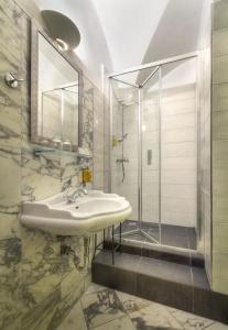Black Star Suites - 29