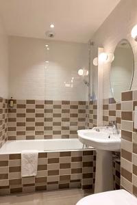 Hôtel Les 3 Poussins - 107