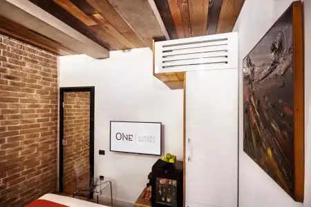 One Luxury Suites - 11