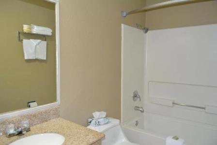 Super 8 by Wyndham Topeka/Wanamaker RD/I-70 - 17