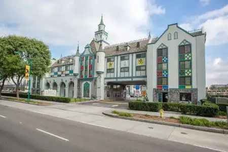 Castle Inn and Suites - 0