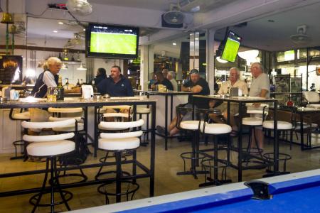 Traveller's Rest Sports Bar - 16