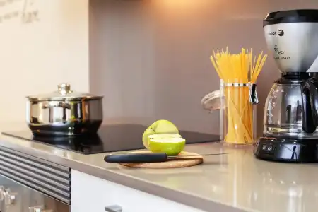 Feelathome Plaza Apartments - 10