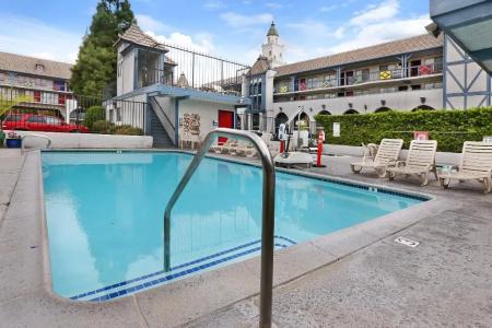 Castle Inn and Suites - 12