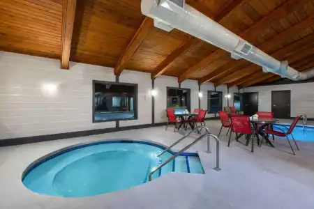 Days Inn & Suites by Wyndham Wisconsin Dells - 11