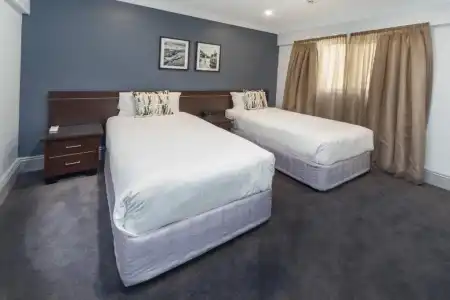 Hyde Park Inn - 121