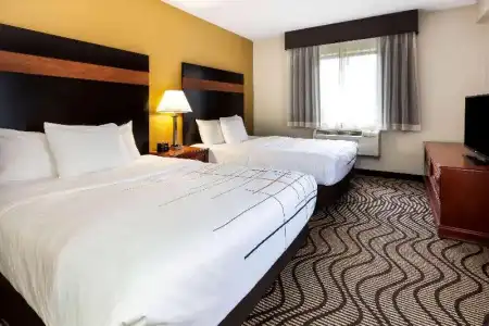 La Quinta Inn by Wyndham Sandusky near Cedar Point - 36