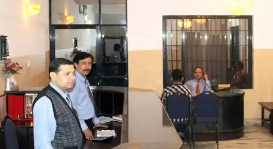 OYO 381 Pashupati Plaza - 7