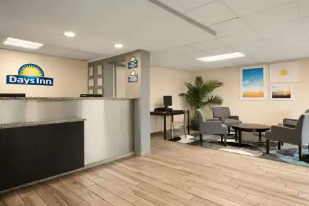 Days Inn by Wyndham Clearwater/Gulf to Bay - 1