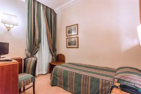 Raeli Siracusa - 2