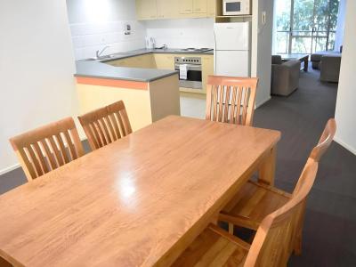 Beachside Holiday Apartments - 14