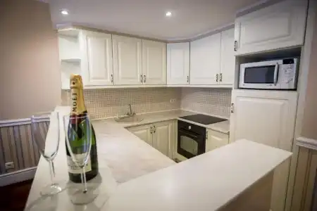 Queen's Court & Residence - 146