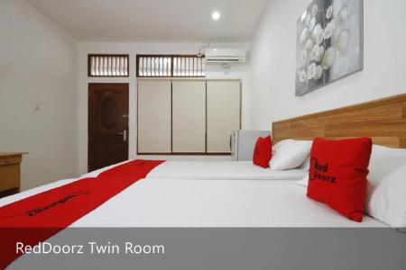 RedDoorz Plus near Plaza Indonesia - 2