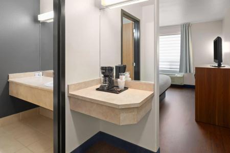 Super 8 by Wyndham Trois-Rivieres - 31