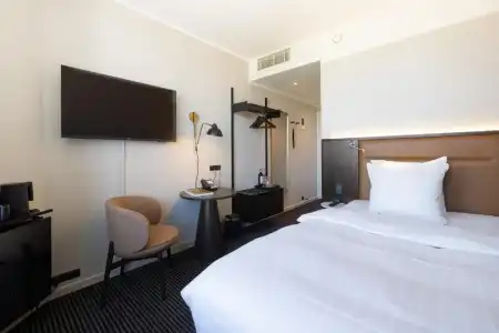 The Square - 88