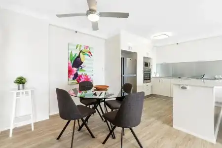 Surfers Century Oceanside Apartments - 37