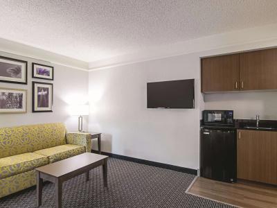 La Quinta Inn & Suites by Wyndham Denver Airport DIA - 28