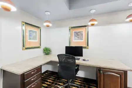 SureStay Plus by Best Western Lubbock Medical Center - 10