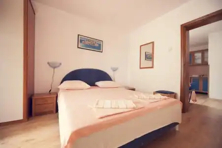 Lyon Apartments - 35