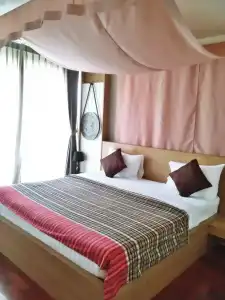 Nakorn de Sukhothai hip - 22