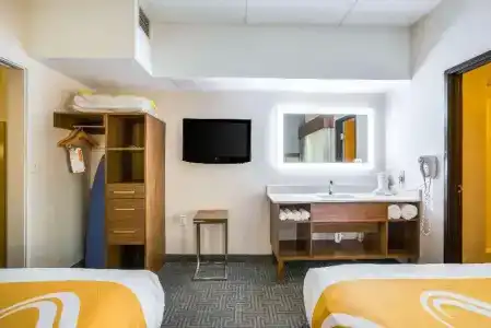 Quality Suites Lansing West - 32