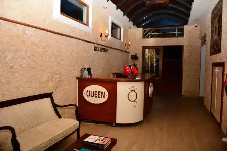 Queen Boutique - 1