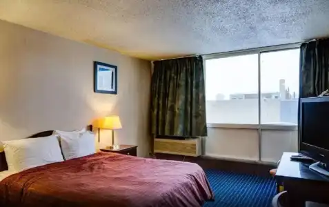 University & Suites - 13