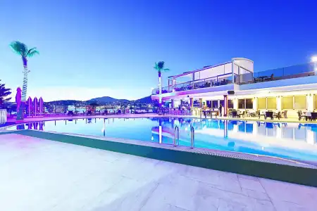 Tropicana Beach - 16