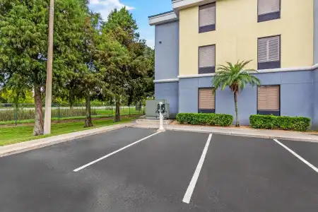 Days Inn & Suites by Wyndham Lakeland - 0