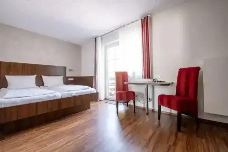 Garni Henn - 20