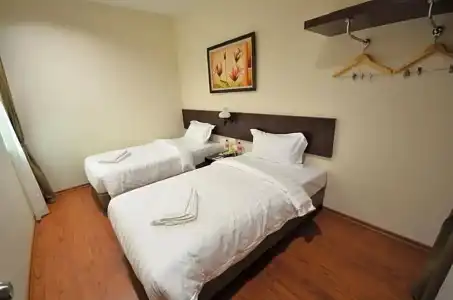 906 Riverside - 25