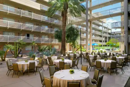 DoubleTree Suites by Hilton Phoenix - 33