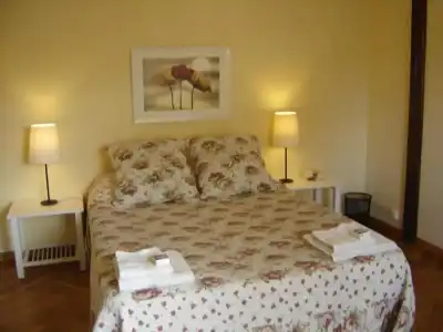 Ally's Guest House Barcelona B&B - 13