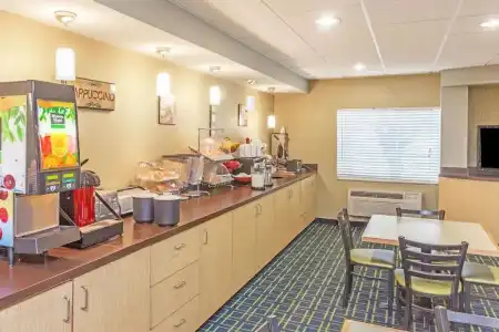 Comfort Inn & Suites Louisville Airport Fair & Expo - 12