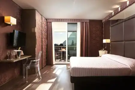 Kristal Palace - Tonellis - Adult Friendly - 80